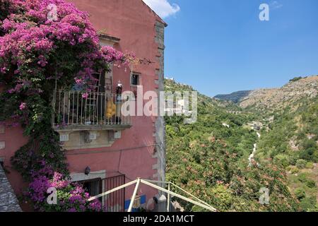 Belle maison traditionnelle sur le canyon de San Leonardo à Ragusa Ibla, Sicile, Italie Banque D'Images