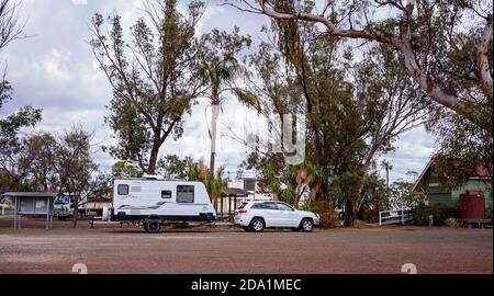 Warra, Queensland, Australie - octobre 2019 : voiture et caravane s'arrêtent au bord de l'autoroute Banque D'Images