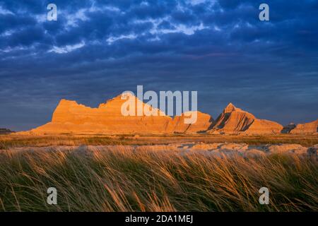 La lumière de l'aube brille au-dessus de la formation du château dans les Badlands Banque D'Images