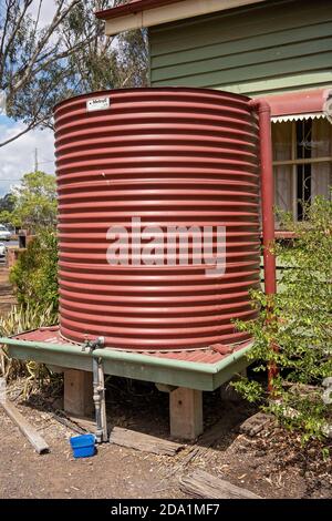 Warra, Queensland, Australie - octobre 2019 : un ancien réservoir d'eau en fer ondulé bien conservé Banque D'Images