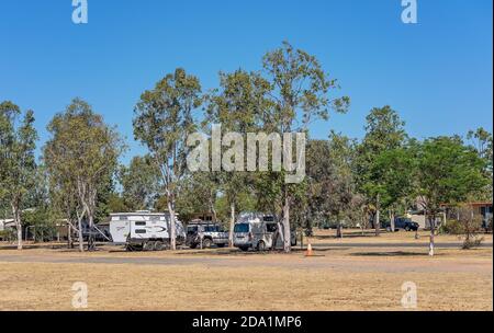 Clermont, Queensland, Australie - octobre 2019 : parc de camping gratuit pour caravanes et camping-cars à un arrêt de campagne Banque D'Images