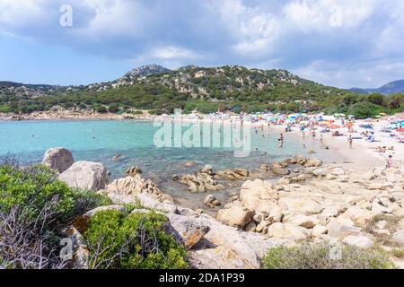 Plage de Cala Cipolla avec eau turquoise claire près de Chia, île de Sardaigne, Italie Banque D'Images