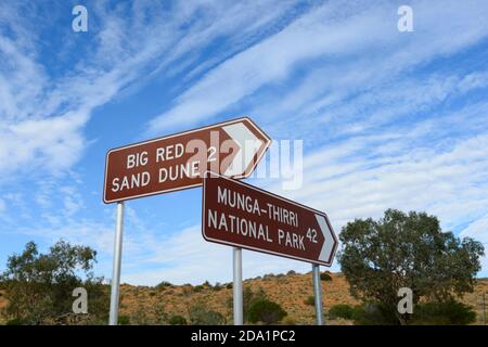 Panneau indiquant Big Red Sand Dune, une célèbre attraction touristique, Birdsville, Queensland, Queensland, Australie Banque D'Images