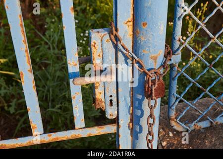 Ancienne porte avec cadenas et chaîne Banque D'Images