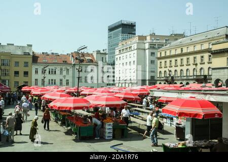 ZAGREB, CROATIE - 2 JUIN 2008 : marché de Traznica Dolac vu d'en haut avec ses parapluies rouges. Dolac est le principal marché agricole de la maladie de Gornji Banque D'Images