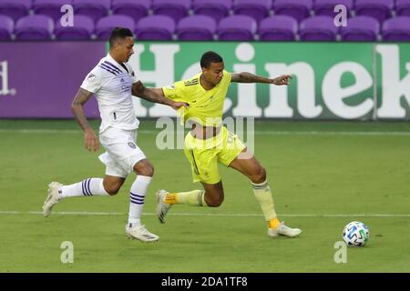 Orlando, Floride, États-Unis. 8 novembre 2020: Nashville SC avance JHONDER CADIX (99) concurrence pour le ballon contre le défenseur de la ville d'Orlando ANTONIO CARLOS (25) lors du match Orlando City SC vs Nashville SC au stade Explora à Orlando, FL, le 8 novembre 2020. Crédit : Cory Knowlton/ZUMA Wire/Alay Live News Banque D'Images