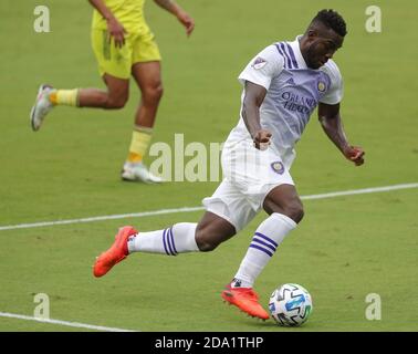 Orlando, Floride, États-Unis. 8 novembre 2020: Orlando City Forward DARYL DIKE (18) met en place une pièce lors du match Orlando City SC vs Nashville SC au stade Exploria d'Orlando, FL, le 8 novembre 2020. Crédit : Cory Knowlton/ZUMA Wire/Alay Live News Banque D'Images