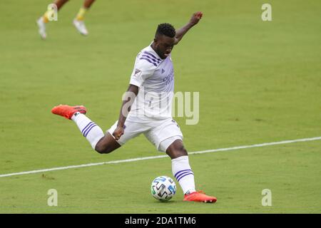 Orlando, Floride, États-Unis. 8 novembre 2020 : l'avant-scène D'Orlando City DARYL DIKE (18) prend un coup de feu sur le but lors du match Orlando City SC vs Nashville SC au stade Exploria d'Orlando, FL, le 8 novembre 2020. Crédit : Cory Knowlton/ZUMA Wire/Alay Live News Banque D'Images