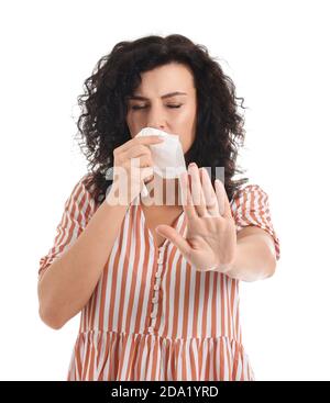 Jeune femme allergique sur fond blanc Banque D'Images