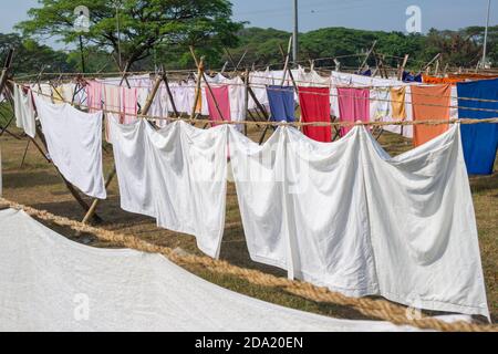 Séchage du linge sur une corde dans la cour à la lumière du soleil Banque D'Images