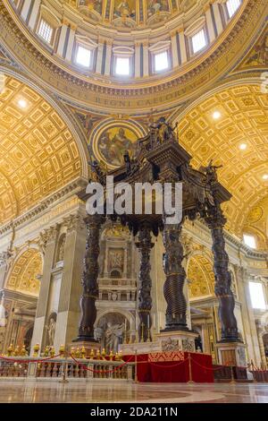 Vue intérieure de la basilique Saint-Pierre de Rome, Italie. Banque D'Images