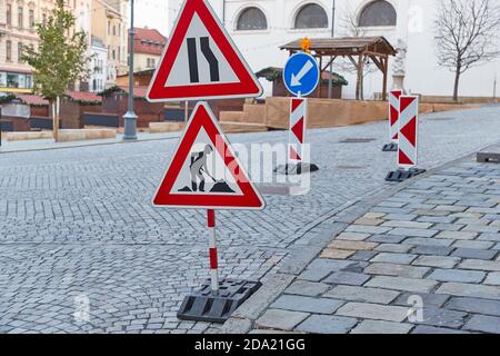 Site de construction en milieu urbain avec des signes d'avertissement Banque D'Images