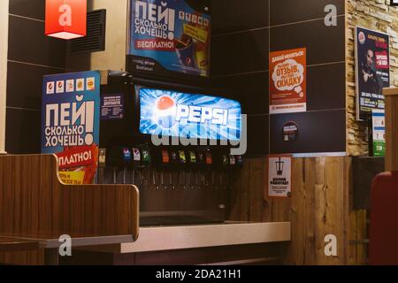 Saint-Pétersbourg, Moskovskiy/Russia-11.07.2020 soda machine Pepsi dans Burger King fast food café gratuit Banque D'Images