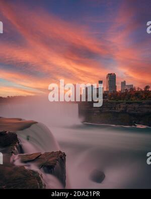 Vue sur le coucher du soleil depuis Terrapin point, dans le parc national de Niagara Falls, New York Banque D'Images