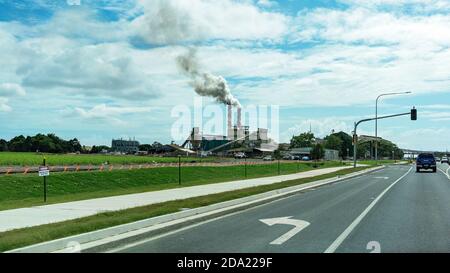 MacKay, Queensland, Australie: 3 novembre 2019: Hippodrome Sugar Mill pendant la saison de broyage, émettant de la fumée de ses cheminées en pleine production Banque D'Images