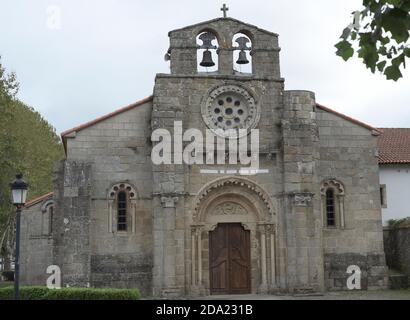 Iglesia de Santa María. Construída en el siglo XII en estilo románico. Vista de la fachada principal. Cambre. Provincia de la Coruña. Galice. Espagne. Banque D'Images