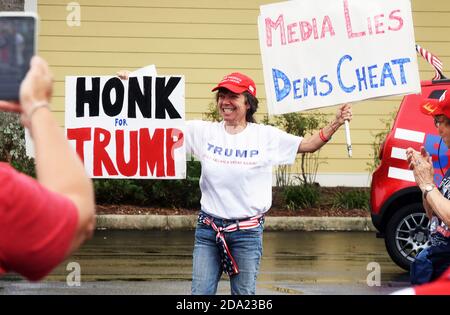 Les villages, États-Unis. 08 novembre 2020. Les partisans du président américain Donald Trump tiennent un écriteau lors d'un défilé de voiturettes de golf pour montrer leur soutien au président le lendemain de la perte de Trump de l'élection présidentielle américaine de 2020 à l'ancien vice-président Joe Biden. Avant le défilé, les partisans chantaient des chansons patriotiques, ils priaient pour M. Trump, et ils ont recueilli des dons pour les honoraires légaux de Trump pour contester les résultats des élections. Crédit : SOPA Images Limited/Alamy Live News Banque D'Images