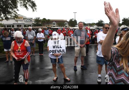 Les villages, États-Unis. 08 novembre 2020. Les gens prient pour le président américain Donald Trump lors d'un défilé de charrettes en faveur du président le lendemain de la perte de Trump de l'élection présidentielle américaine de 2020 à l'ancien vice-président Joe Biden. Avant le défilé, les partisans chantaient des chansons patriotiques, ils priaient pour M. Trump, et ils ont recueilli des dons pour les honoraires légaux de Trump pour contester les résultats des élections. Crédit : SOPA Images Limited/Alamy Live News Banque D'Images