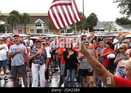 Les villages, États-Unis. 08 novembre 2020. Les partisans du président américain Donald Trump récitent la promesse d'allégeance lors d'un défilé de voiturettes de golf en faveur du président le lendemain de la perte de Trump de l'élection présidentielle américaine de 2020 à l'ancien vice-président Joe Biden. Avant le défilé, les partisans chantaient des chansons patriotiques, ils priaient pour M. Trump, et ils ont recueilli des dons pour les honoraires légaux de Trump pour contester les résultats des élections. Crédit : SOPA Images Limited/Alamy Live News Banque D'Images