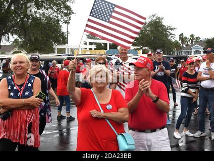 Les villages, États-Unis. 08 novembre 2020. Les partisans du président américain Donald Trump brandirent les drapeaux lors d'un défilé de voiturettes de golf pour montrer leur soutien au président le lendemain de la perte de Trump de l'élection présidentielle américaine de 2020 à l'ancien vice-président Joe Biden. Avant le défilé, les partisans chantaient des chansons patriotiques, ils priaient pour M. Trump, et ils ont recueilli des dons pour les honoraires légaux de Trump pour contester les résultats des élections. Crédit : SOPA Images Limited/Alamy Live News Banque D'Images