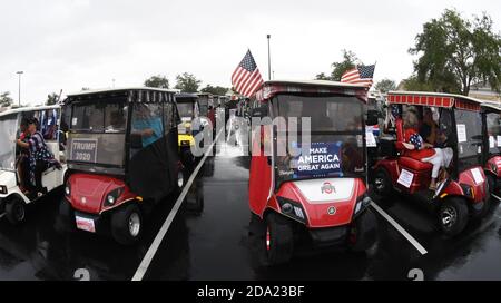 Les villages, États-Unis. 08 novembre 2020. Les partisans du président américain Donald Trump font la queue pour un défilé de voiturettes de golf qui montre leur soutien au président le lendemain de la perte de l'élection présidentielle américaine de 2020 à l'ancien vice-président Joe Biden. Avant le défilé, les partisans chantaient des chansons patriotiques, ils priaient pour M. Trump, et ils ont recueilli des dons pour les honoraires légaux de Trump pour contester les résultats des élections. Crédit : SOPA Images Limited/Alamy Live News Banque D'Images