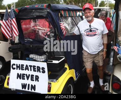 Les villages, États-Unis. 08 novembre 2020. Artie Post attend de participer à un défilé de voiturettes de golf en soutien au président américain Donald Trump le lendemain de la perte de Trump de l'élection présidentielle américaine de 2020 à l'ancien vice-président Joe Biden. Avant le défilé, les partisans chantaient des chansons patriotiques, ils priaient pour M. Trump, et ils ont recueilli des dons pour les honoraires légaux de Trump pour contester les résultats des élections. Crédit : SOPA Images Limited/Alamy Live News Banque D'Images