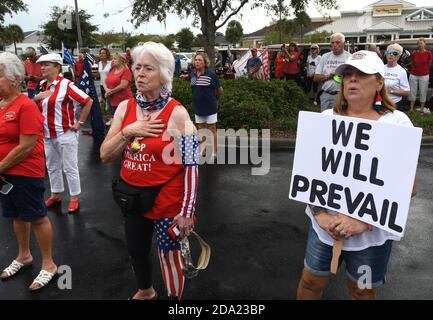 Les villages, États-Unis. 08 novembre 2020. Les partisans du président américain Donald Trump récitent la promesse d'allégeance lors d'un défilé de voiturettes de golf en faveur du président le lendemain de la perte de Trump de l'élection présidentielle américaine de 2020 à l'ancien vice-président Joe Biden. Avant le défilé, les partisans chantaient des chansons patriotiques, ils priaient pour M. Trump, et ils ont recueilli des dons pour les honoraires légaux de Trump pour contester les résultats des élections. Crédit : SOPA Images Limited/Alamy Live News Banque D'Images