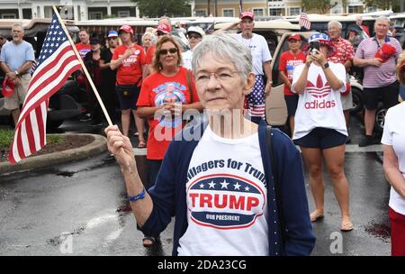 Les villages, États-Unis. 08 novembre 2020. Une femme détient un drapeau lors d'un défilé de voiturettes de golf en faveur du président américain Donald Trump le lendemain de la perte de Trump de l'élection présidentielle américaine de 2020 à l'ancien vice-président Joe Biden. Avant le défilé, les partisans chantaient des chansons patriotiques, ils priaient pour M. Trump, et ils ont recueilli des dons pour les honoraires légaux de Trump pour contester les résultats des élections. Crédit : SOPA Images Limited/Alamy Live News Banque D'Images