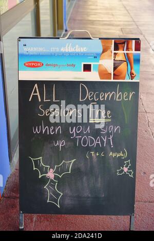 MacKay, Queensland, Australie - novembre 2019 : des rabais de décembre sont offerts à l'extérieur des magasins jusqu'à Noël Banque D'Images