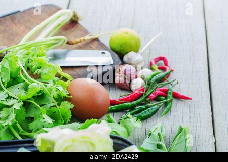 Œufs et légumes frais sur parquet. Banque D'Images