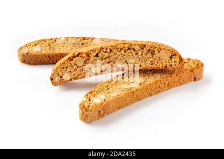 Biscotti. Biscuits traditionnels aux amandes italiennes sur fond blanc Banque D'Images