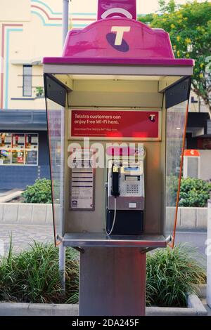 MacKay, Queensland, Australie - novembre 2019 : Telstra fournit toujours des boîtes téléphoniques dans les rues pour le confort des visiteurs sans mobile Banque D'Images