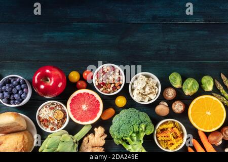 Nourriture végétarienne biologique saine, prise de vue en hauteur avec espace de copie. Fruits et légumes, légumineuses, fromage et autres produits, une étale plate Banque D'Images