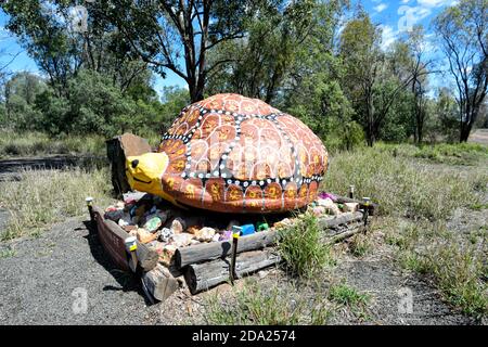 Des œuvres d'art aborigènes de tortues géantes vues le long de Warrego Way, Pickanjinnie, Queensland, Queensland, Australie Banque D'Images