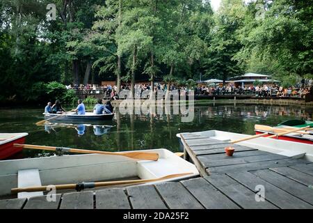 Barques sur scène à Neuer See à Berlin Tiergarten Banque D'Images