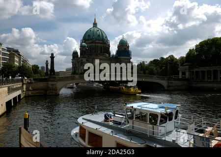 Berliner Dom dans une belle journée d'été avec un ciel bleu ciel nuageux sur le fond. Berliner Dom est situé au coeur de la capitale. Banque D'Images