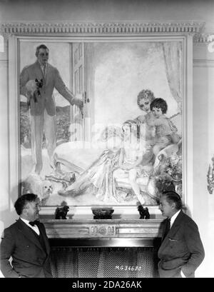 L'artiste et le directeur du cinéma WILLY POGANY pose en 1934 Avec JOHN BARRYMORE à côté de sa peinture de JOHN BARRYMORE Avec sa 3e femme DOLORES COSTELLO BARRYMORE et leurs deux Enfants DOLORES ETHEL BARRYMORE et JOHN BLYTH BARRYMORE publicité pour Métro Goldwyn Mayer Banque D'Images