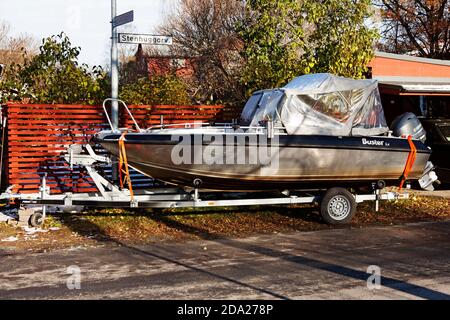 Umea, Norrland Suède - 22 octobre 2020 : bateau chargé sur un wagon pour l'hiver Banque D'Images
