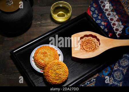 Vue de dessus des gâteaux de lune avec un mouleur en bois sur une table Banque D'Images