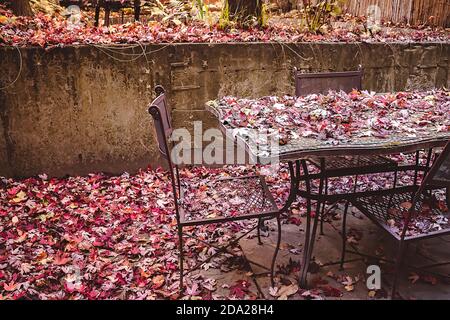 Terrasse de jardin d'époque abandonnée en automne Banque D'Images