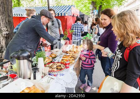 Helsinki, Finlande - 21 mai 2016 : Journée des restaurants à Helsinki. La famille des clients est près du comptoir avec des tartes faites maison Banque D'Images