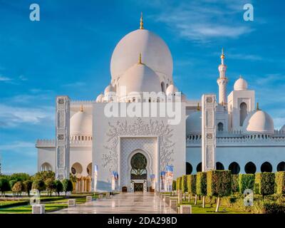 Abu Dhabi, Émirats arabes Unis - 19 février 2016. Entrée à la magnifique Grande Mosquée Sheikh Zayed. Banque D'Images