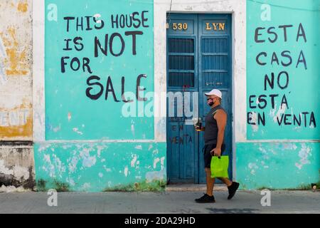 Slogan sur les murs protestant contre la vitrification de la vieille ville de Mérida, Mexique Banque D'Images