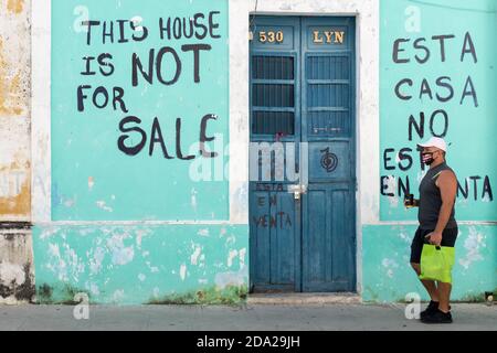 Slogan sur les murs protestant contre la vitrification de la vieille ville de Mérida, Mexique Banque D'Images