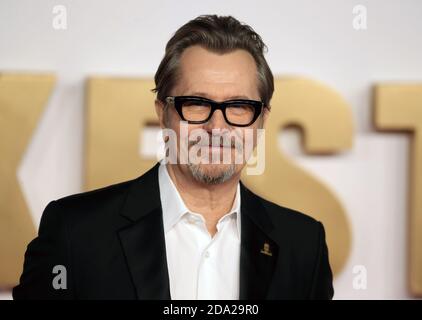 Gary Oldman participe à la première « Darkest Hour » au Royaume-Uni à Odeon Leicester Square le 11 décembre 2017 à Londres, en Angleterre. Banque D'Images