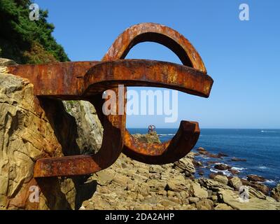 San Sebastian, ESPAGNE, 08-2017: Sculpture 'el peine del viento' d'Eduardo Chillida située sur la plage d'Ondarreta, San Sebastian, Espagne Banque D'Images