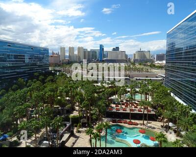 Vue sur les gratte-ciel de Las Vegas depuis l'hôtel Hardrock avec ciel bleu et nuages, piscine, arbres septembre 2018 Banque D'Images