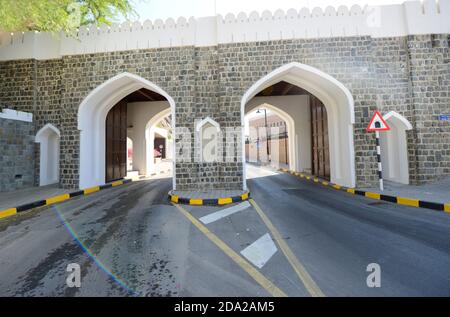 Murs de l'ancien Muscat avec la porte Mathaib dans l'ancien Muscat, Oman. Banque D'Images