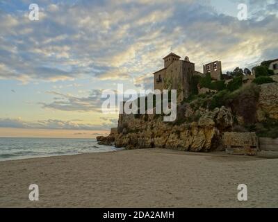 Château de Tamarit à la plage de Tamarit avec des nuages au coucher du soleil et personne sur la plage Banque D'Images