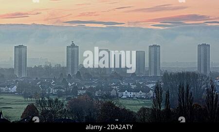 Glasgow, Écosse, Royaume-Uni. 9tht novembre, 2020: UK Weather:Misty début que le brouillard se déplace rapidement souffle sur la ville.au-dessus des tours de scotstoun et knightswood golf parcours. Crédit : Gerard Ferry/Alay Live News Banque D'Images